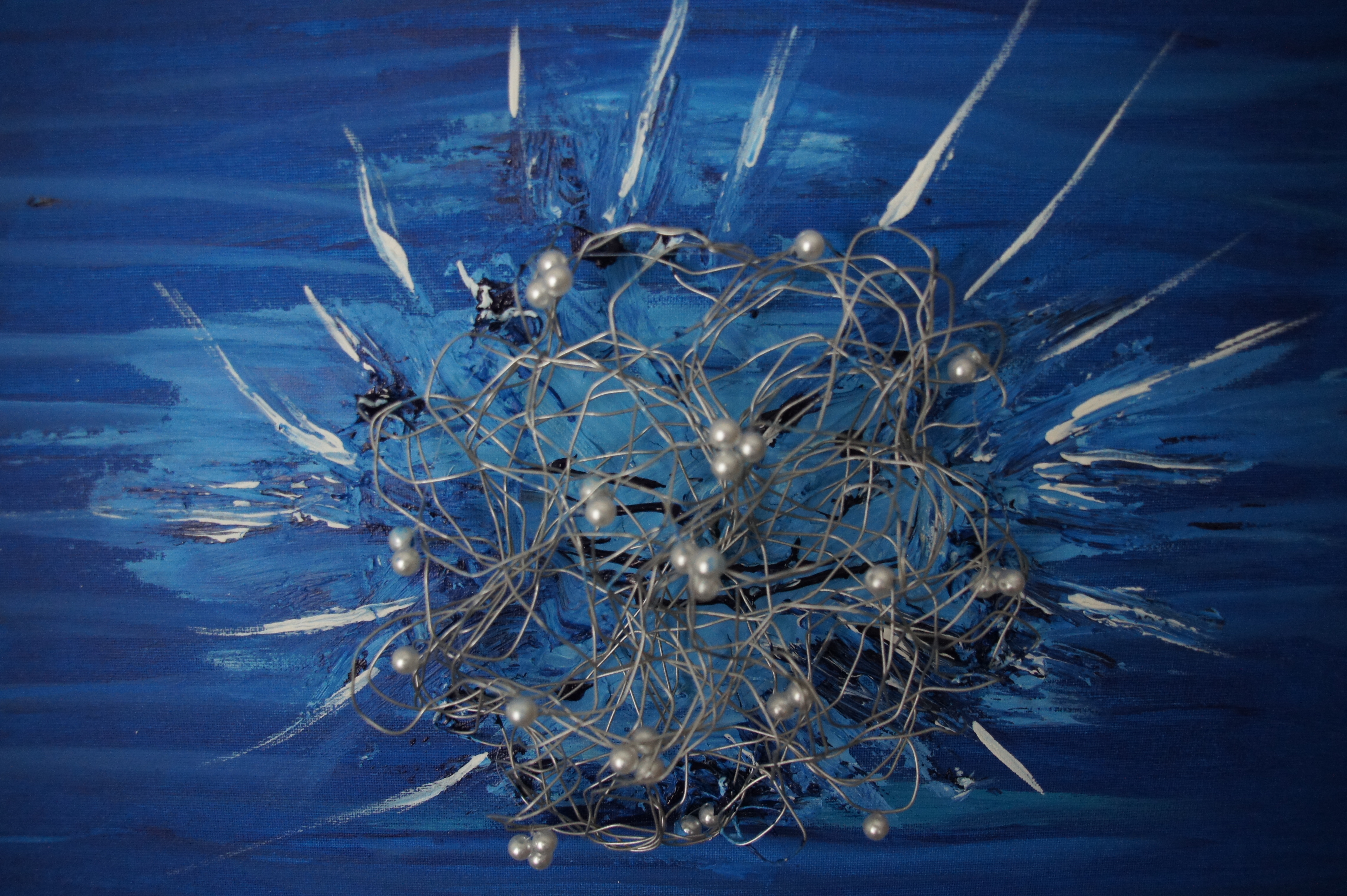 Eisblume Collage Draht und Perlen auf Acryl 2013 (Verkauft)